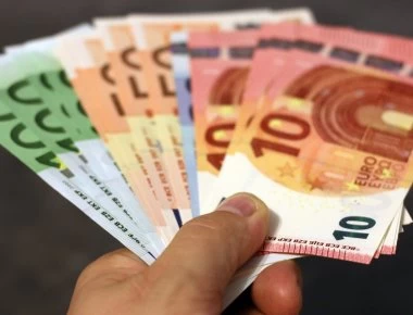 ΟΠΕΚΑ: Την Τρίτη καταβάλλονται τα προνοιακά επιδόματα